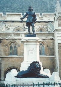 クロムウェル像とライオン