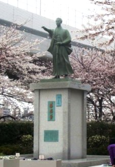 桜を背景にした勝海舟銅像